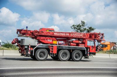 Stuttgart: Drei Lkw fahren aufeinander - 2 Schwerverletzte - Pkw Daimler frisch vom Werk beschaedigt